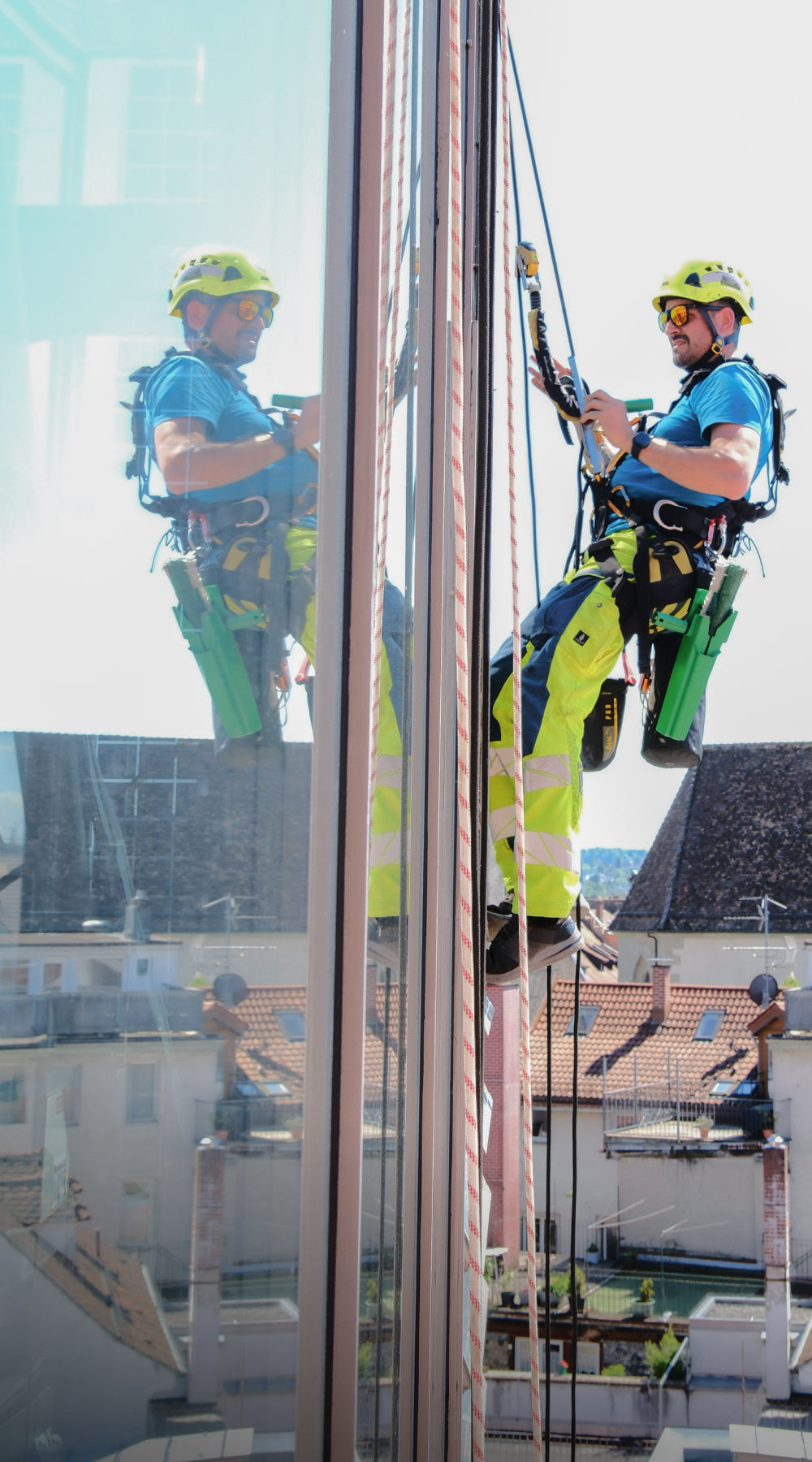 Foto: Pascal Harlaut am Seil, mit Team