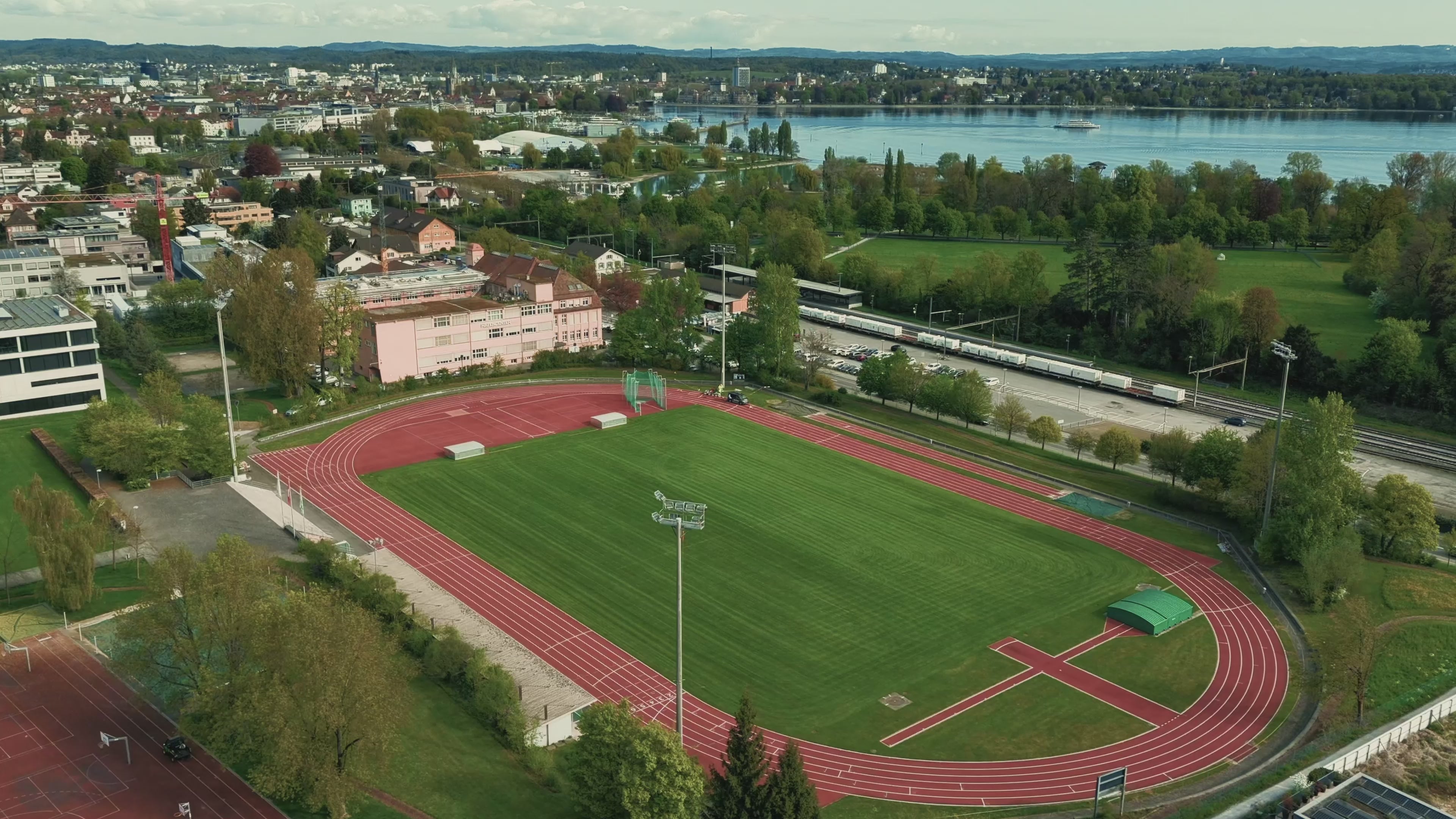 Video laden: PHabseiling Industrieklettern – Sportanlage Kreuzlingen, Industriekletterer der PHabseiling GmbH am 30 Meter Flutlichtmast in Kreuzlingen